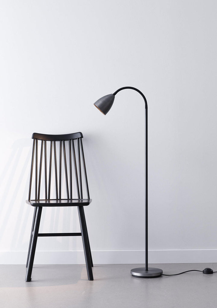 Trotsig gulvlampe-Gulvlamper-Belid-Grå-3175155-Lightup.no