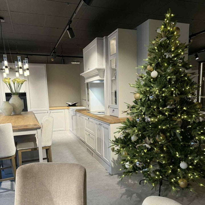 Weeping Bruce juletre med lys 2 meter - Dimbar-Julebelysning kunstig juletre-Trend Collection-Grønn-NT650WEPL-Lightup.no