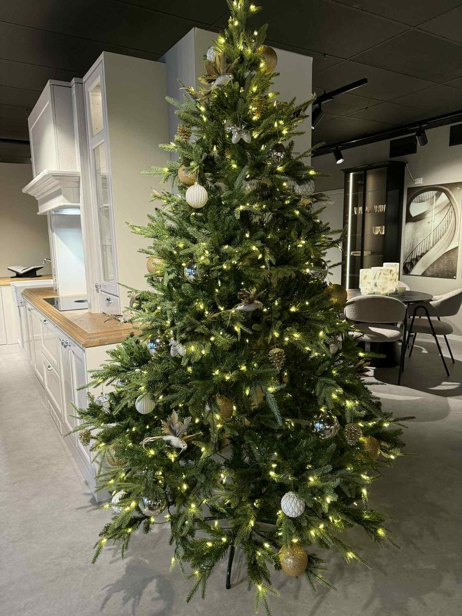 Weeping Bruce juletre med lys 2 meter - Dimbar-Julebelysning kunstig juletre-Trend Collection-Grønn-NT650WEPL-Lightup.no