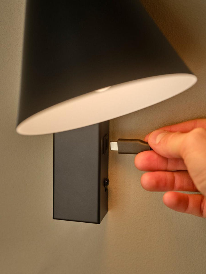 Wilmer vegglampe med USB-Vegglamper-Nordlux-Svart-2512281003-Lightup.no