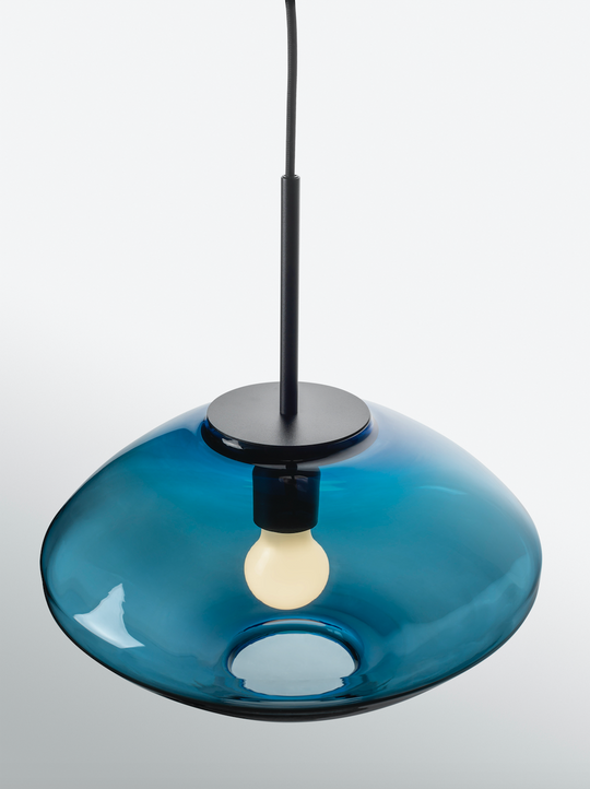 Arkivlampe 4280 - Stålblå - Sort-Takpendler-Hadeland Glassverk-Blå / Svart-Hak__HG350-4280-1003-Sort-Lightup.no