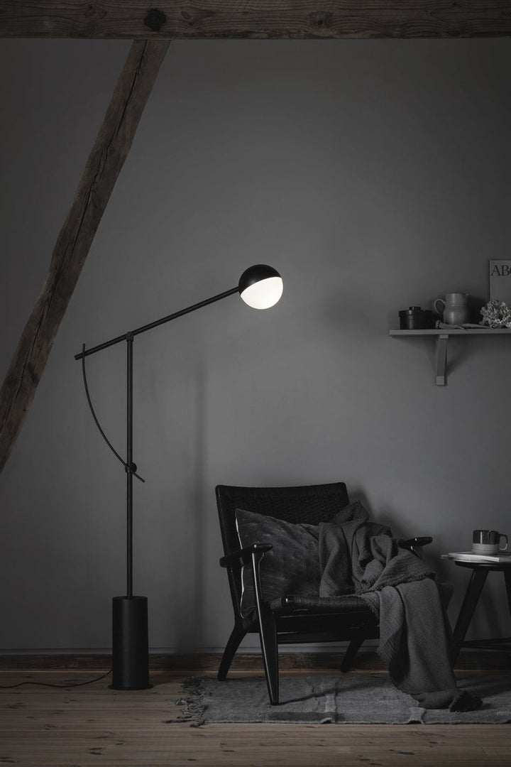 Balancer Gulvlampe-Gulvlamper-Northern-Svart-NOn__665-Lightup.no