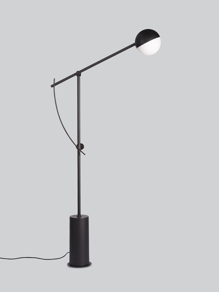 Balancer Gulvlampe-Gulvlamper-Northern-Svart-NOn__665-Lightup.no