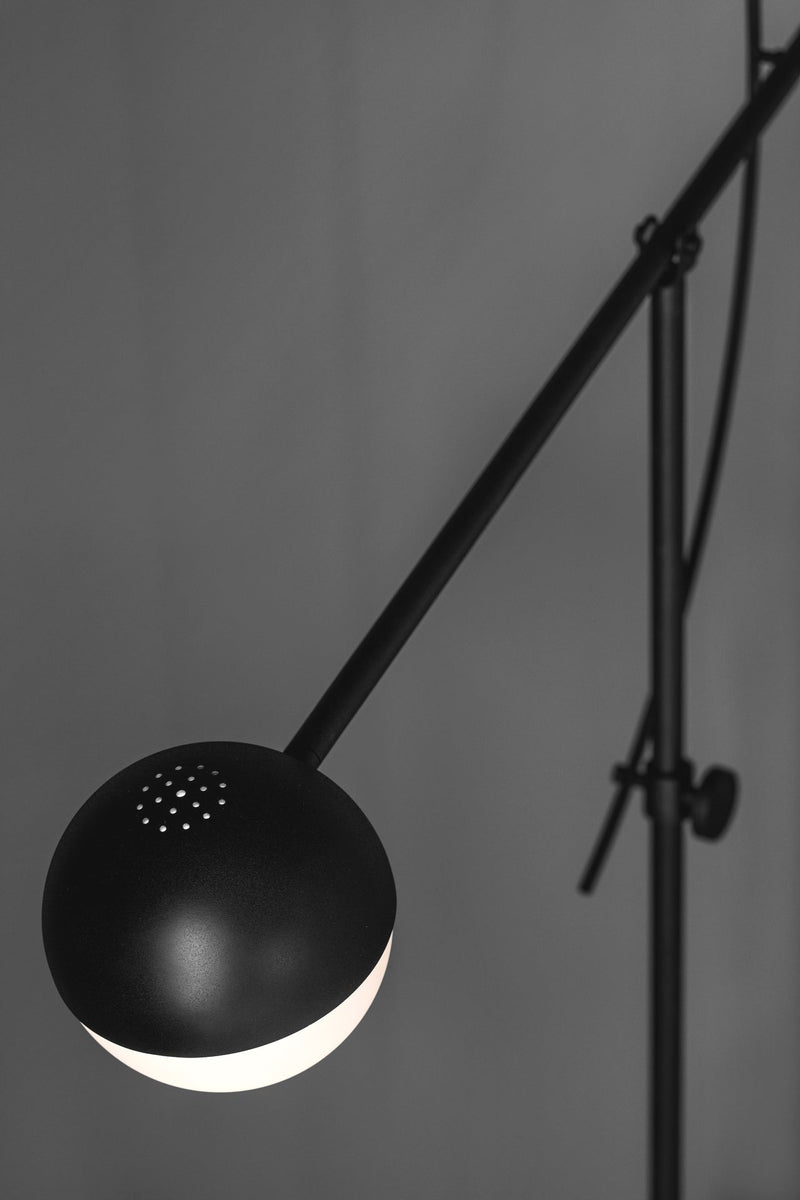 Balancer Gulvlampe-Gulvlamper-Northern-Svart-NOn__665-Lightup.no