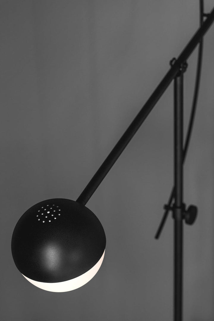 Balancer Gulvlampe-Gulvlamper-Northern-Svart-NOn__665-Lightup.no
