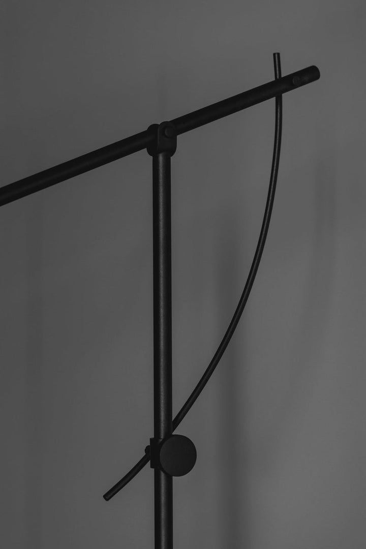 Balancer Gulvlampe-Gulvlamper-Northern-Svart-NOn__665-Lightup.no
