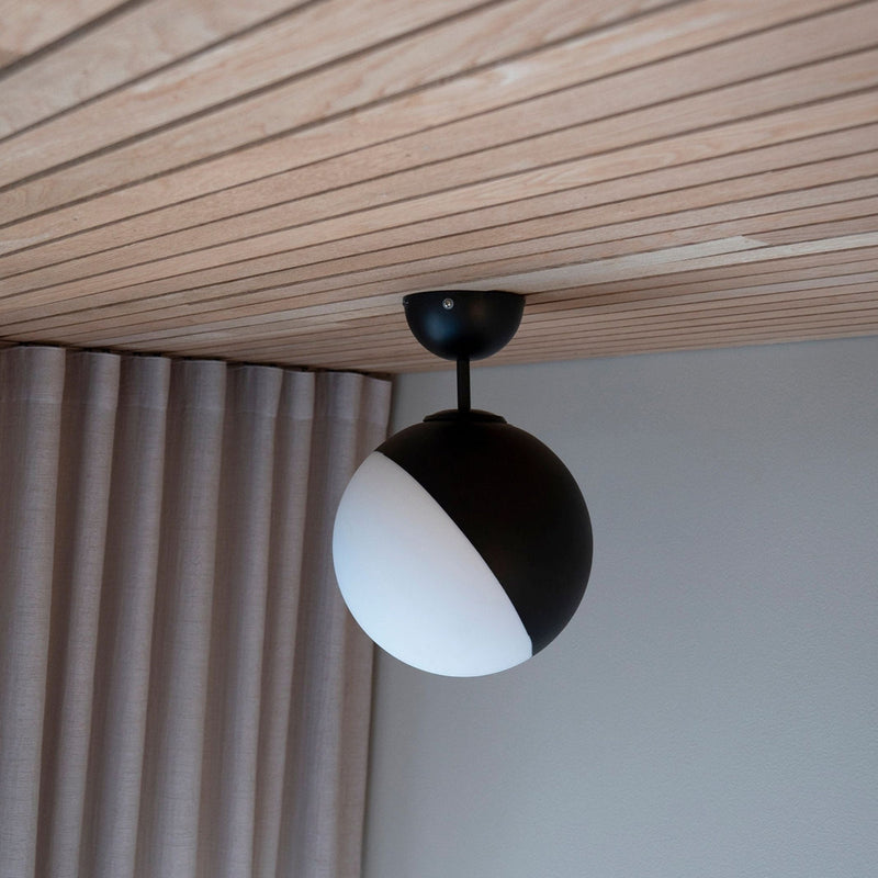 Contur Plafond - Svart/Hvit-Taklamper-Globen Lighting-991311-Lightup.no
