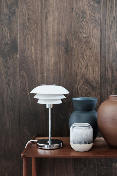 DL16 bordlampe - Krom/Hvit-Bordlamper-Dyberg Larsen-DL-7084-Lightup.no