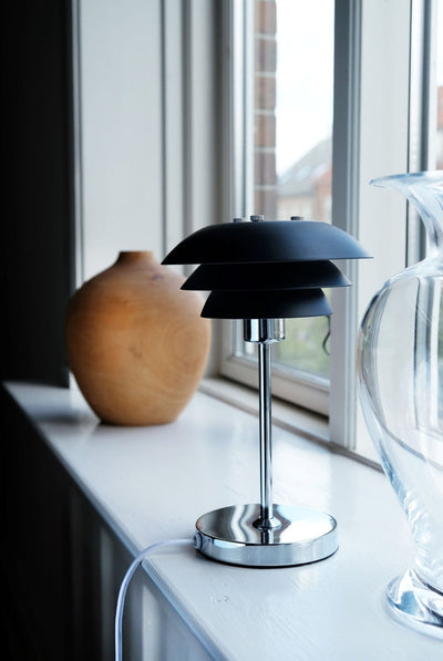 DL16 bordlampe - Krom/Svart-Bordlamper-Dyberg Larsen-DL-7085-Lightup.no