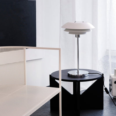 DL31 bordlampe - Krom/Hvit-Bordlamper-Dyberg Larsen-DL-8072-Lightup.no