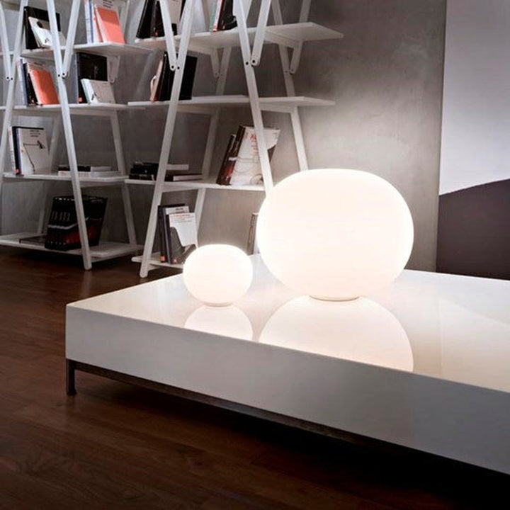 Flos Mini Glo-Ball bordlampe 11cm med Av/På-bryter-Bordlamper-Flos-Opal-Fls__F4191009-Lightup.no