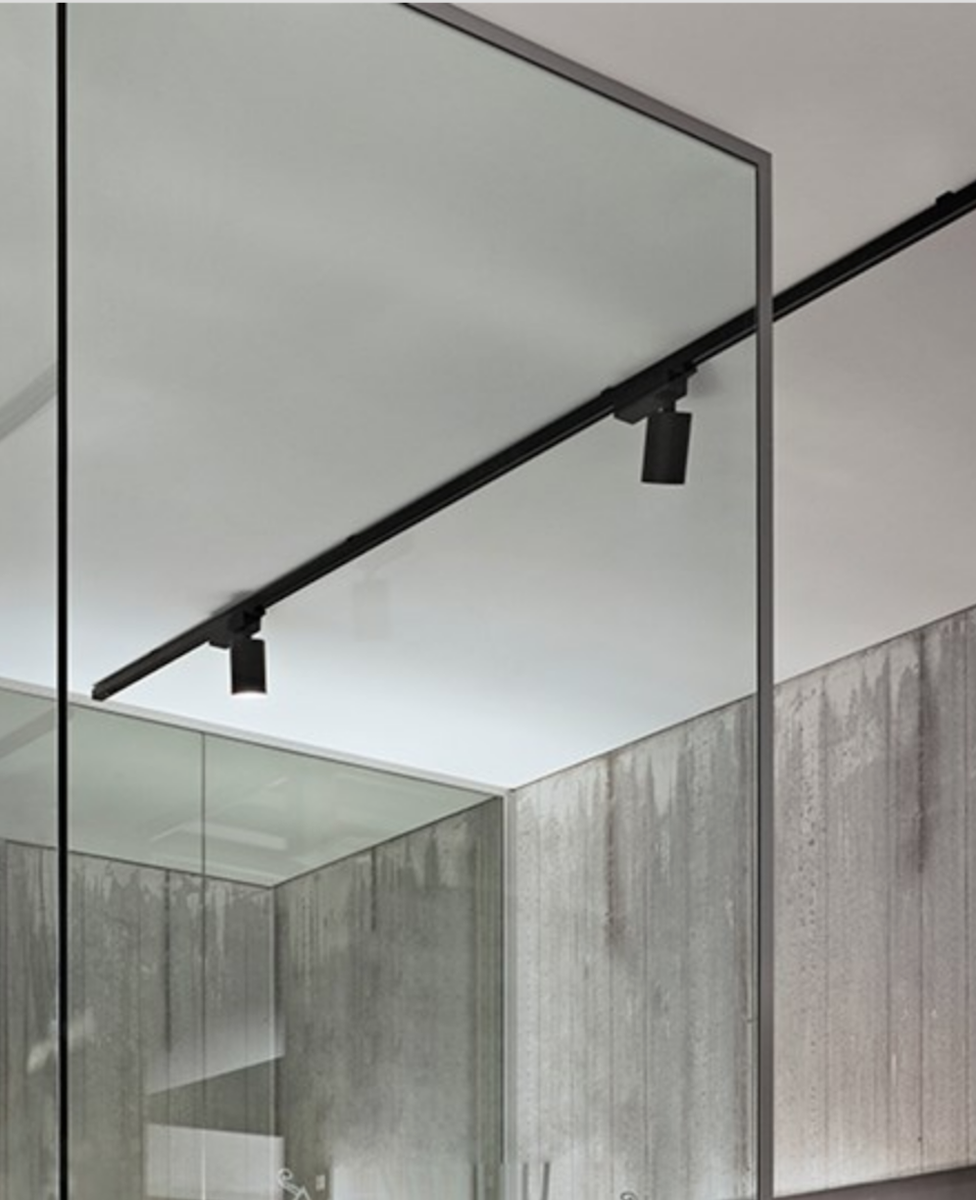 Flos UT Spot Track, 2m 5 spotter, Sort, FLOS-Spotskinner 230V-Flos-Fls__GB2200-2+GB11-2+GB41-2+5x09.4060.14SORT-Lightup.no