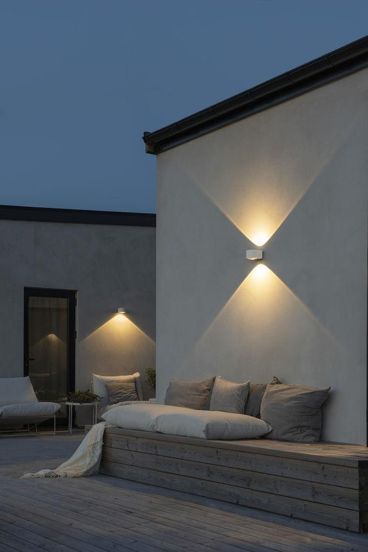 Gela vegglampe utendørs opp/ned 2x6W IP54 - Hvit-Utebelysning vegg opp og ned-Konstsmide-Hvit-7882-250-Lightup.no