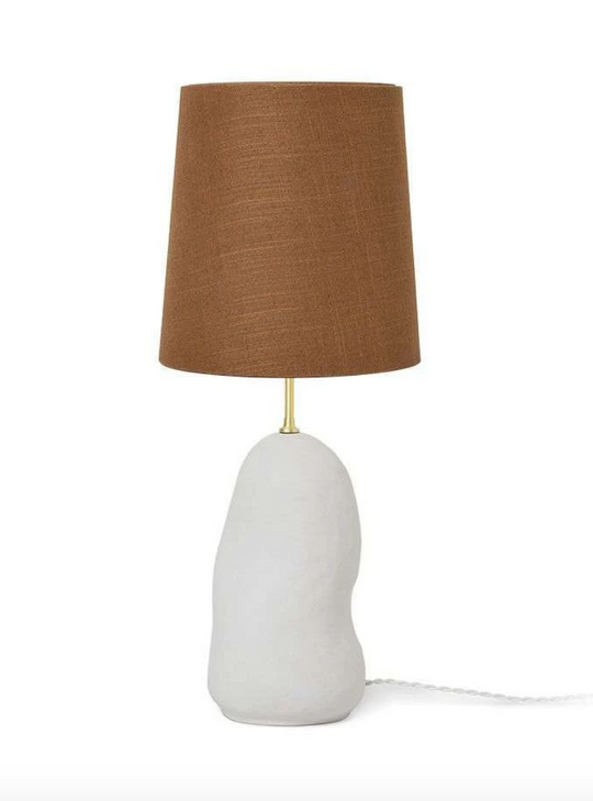 Hebe bordlampe Medium Hvit /Curry-Bordlamper-Ferm Living-Hvit / Brun-Feg__100327202+100329302-Lightup.no