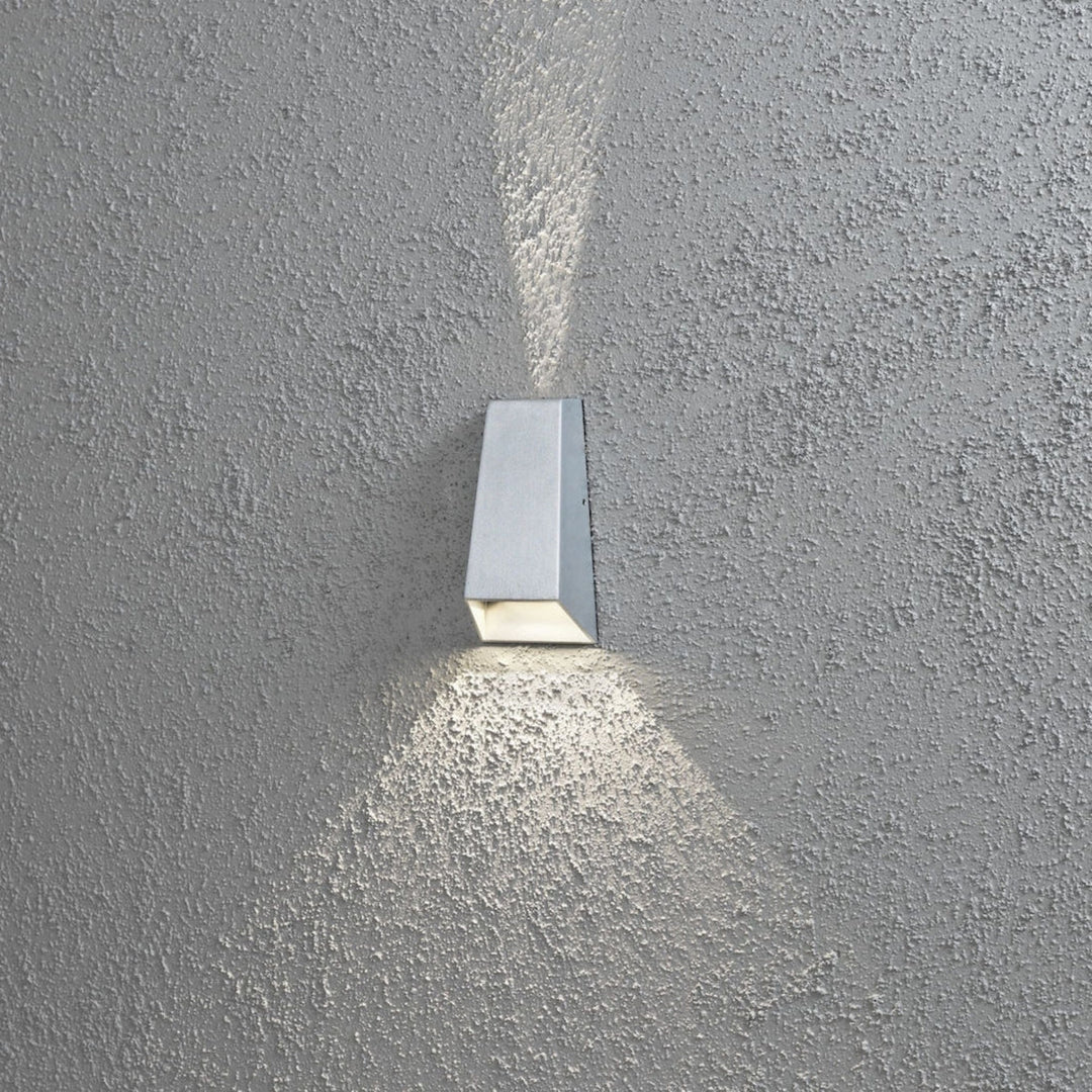 Imola vegglampe, aluminiumsgrå-Utebelysning vegg opp og ned-Konstsmide-Grå-7911-310-Lightup.no