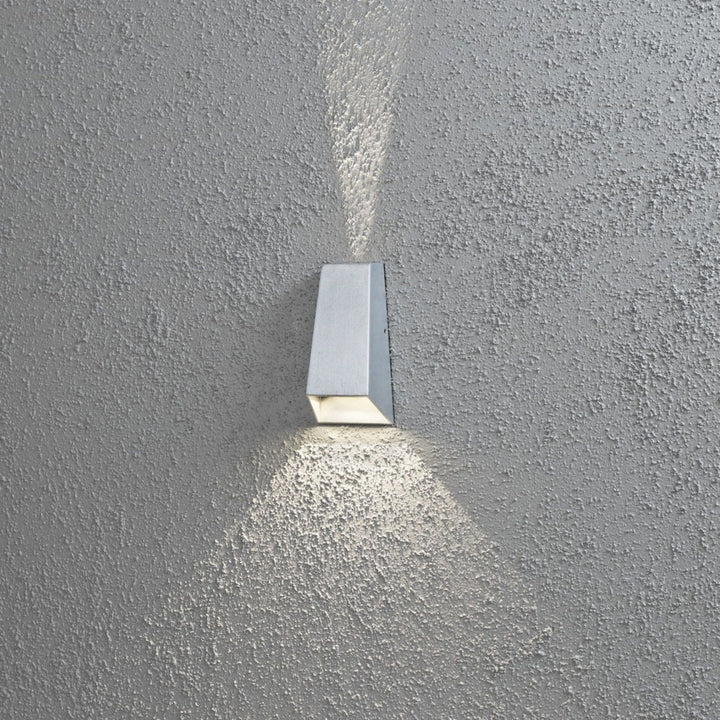 Imola vegglampe, aluminiumsgrå-Utebelysning vegg opp og ned-Konstsmide-Grå-7911-310-Lightup.no