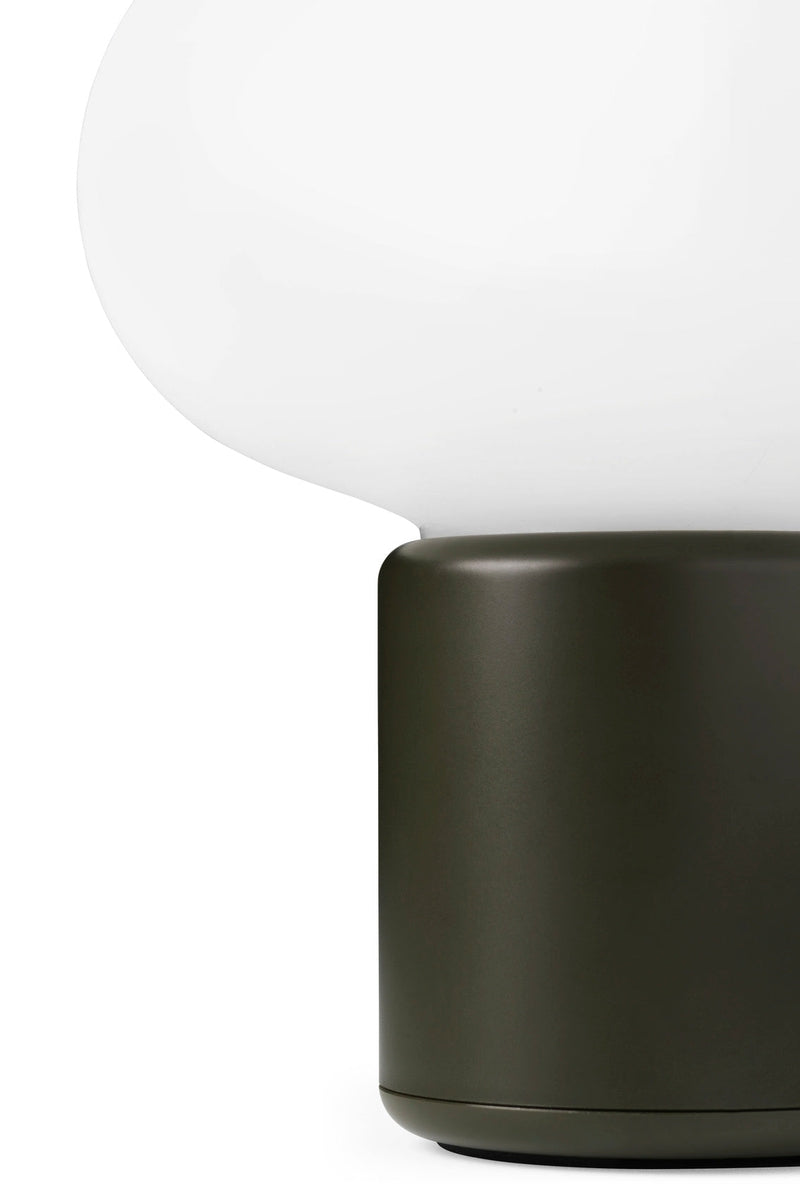 Karl-Johan bærbar bordlampe - Grønn-Bordlamper-New Works-Grønn-Nes__22010-Lightup.no