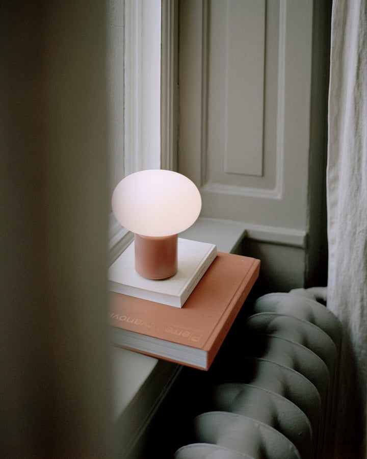 Karl-Johan bærbar bordlampe - Rød-Bordlamper-New Works-Rød-Nes__22014-Lightup.no