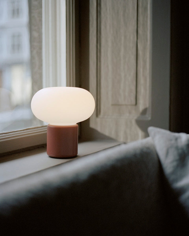 Karl-Johan bærbar bordlampe - Rød-Bordlamper-New Works-Rød-Nes__22014-Lightup.no