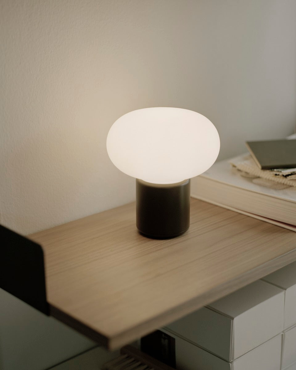 Karl-Johan bærbar bordlampe - Svart-Bordlamper-New Works-Svart-Nes__22011-Lightup.no