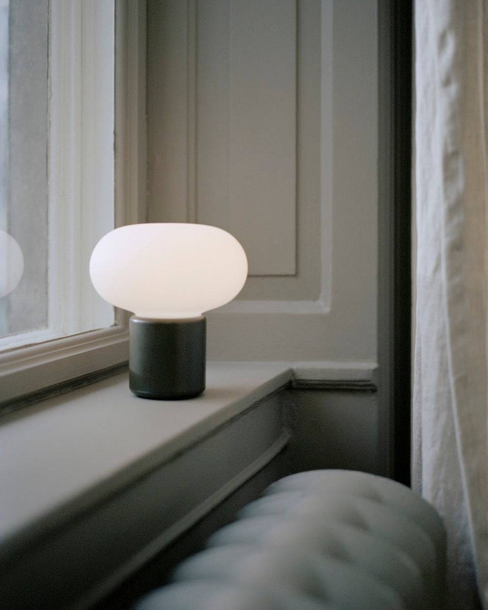 Karl-Johan bærbar bordlampe - Svart-Bordlamper-New Works-Svart-Nes__22011-Lightup.no