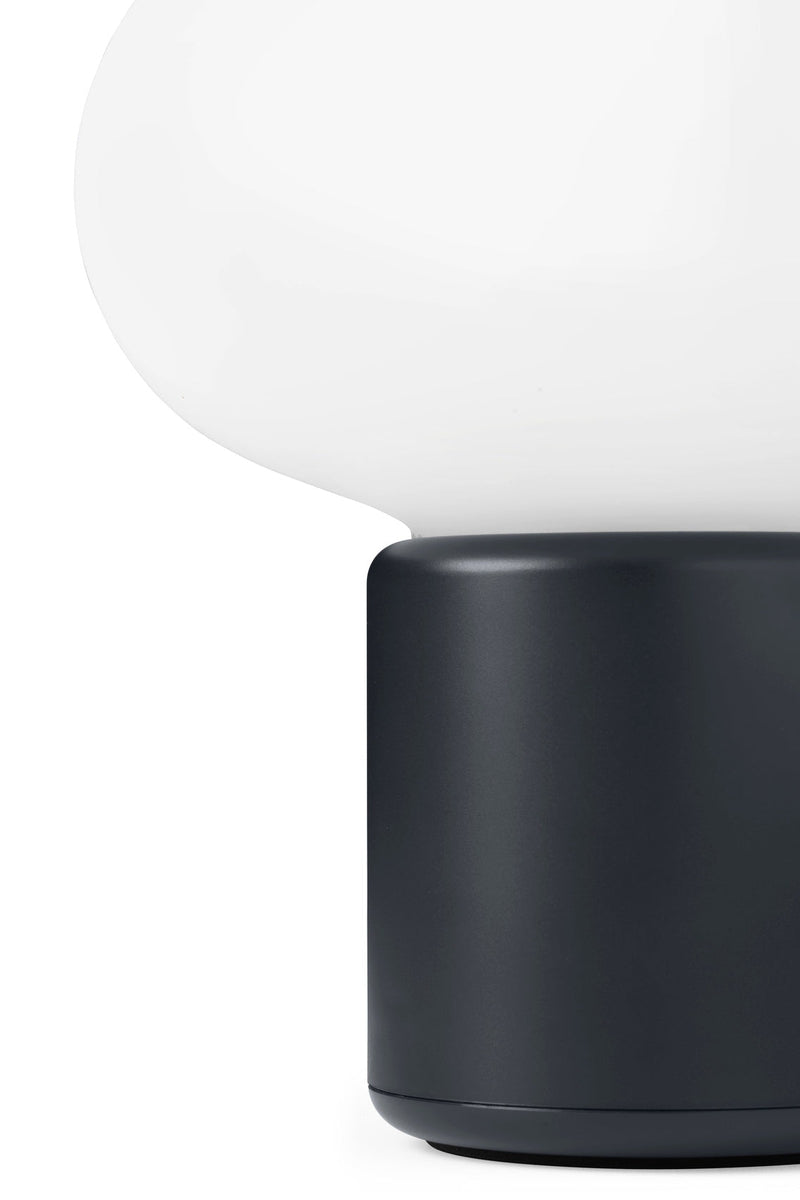 Karl-Johan bærbar bordlampe - Svart-Bordlamper-New Works-Svart-Nes__22011-Lightup.no