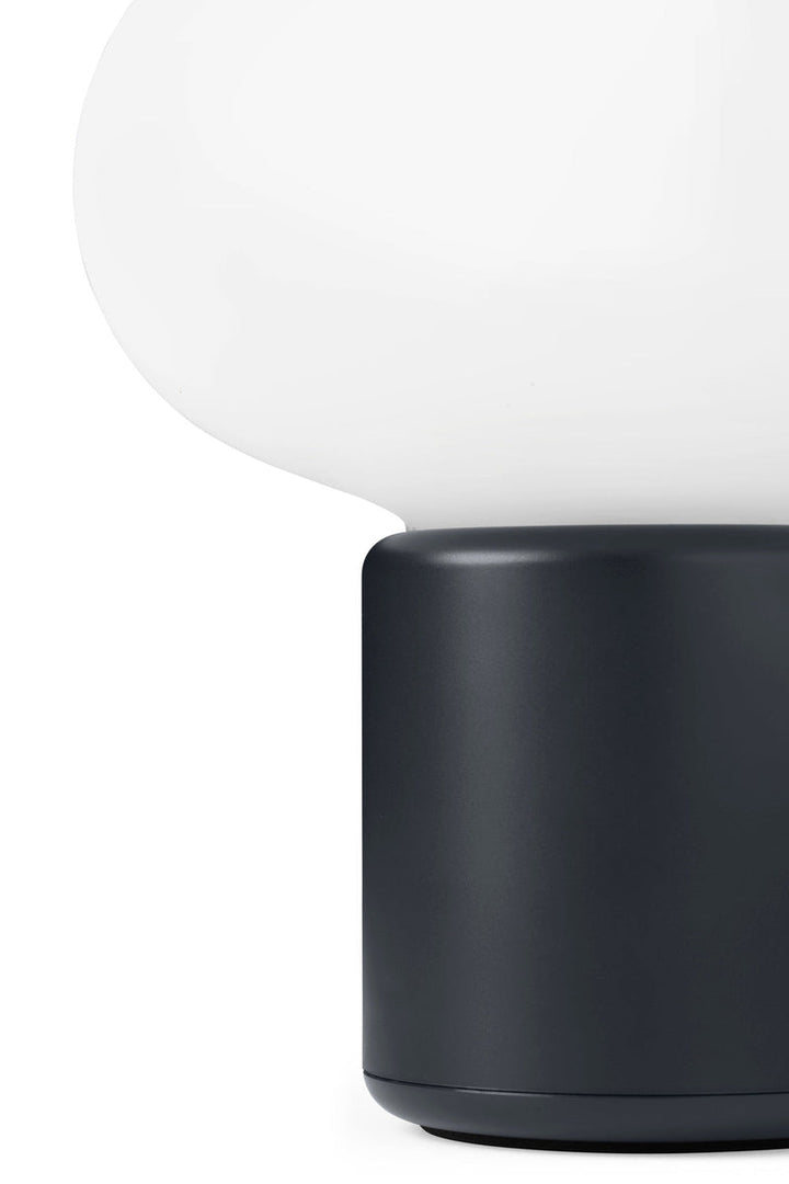 Karl-Johan bærbar bordlampe - Svart-Bordlamper-New Works-Svart-Nes__22011-Lightup.no