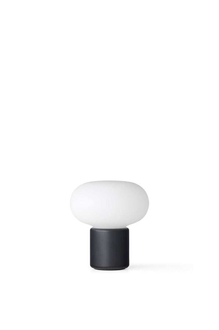 Karl-Johan bærbar bordlampe - Svart-Bordlamper-New Works-Svart-Nes__22011-Lightup.no