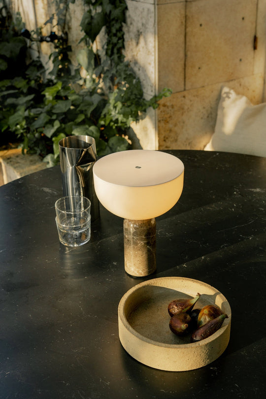 Kizu Portable bordlampe - Grå marmor-Bordlamper-New Works-Grå-Nes__21712-Lightup.no