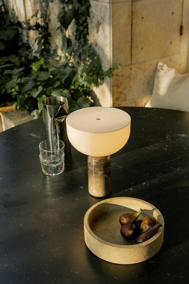 Kizu Portable bordlampe - Grå marmor-Bordlamper-New Works-Grå-Nes__21712-Lightup.no
