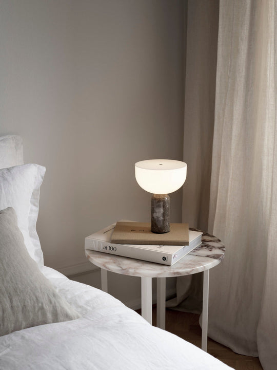 Kizu Portable bordlampe - Grå marmor-Bordlamper-New Works-Grå-Nes__21712-Lightup.no