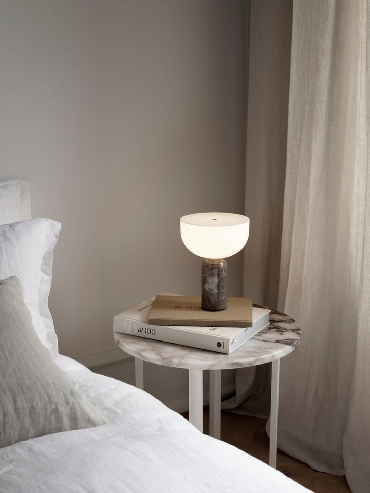 Kizu Portable bordlampe - Grå marmor-Bordlamper-New Works-Grå-Nes__21712-Lightup.no