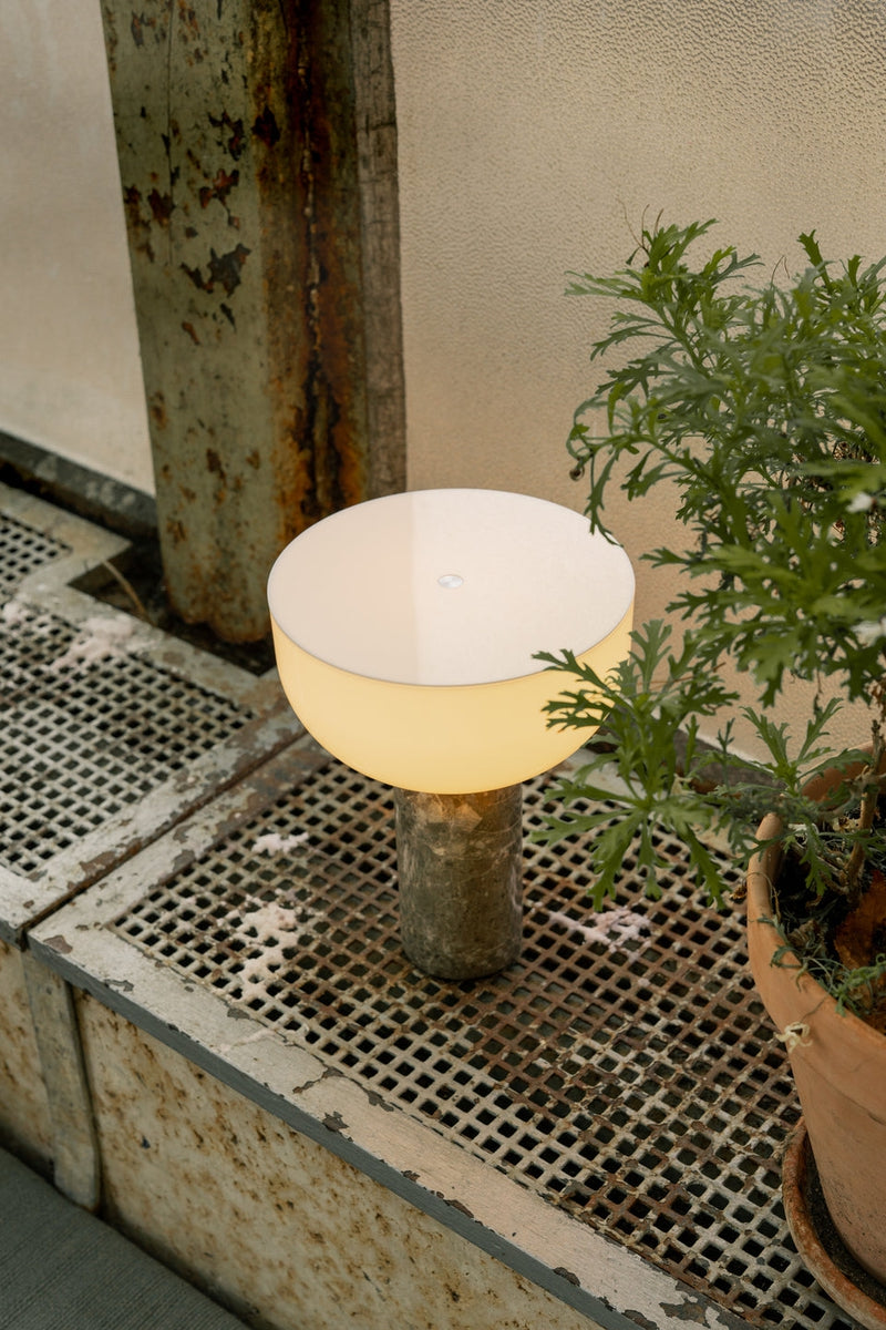 Kizu Portable bordlampe - Grå marmor-Bordlamper-New Works-Grå-Nes__21712-Lightup.no