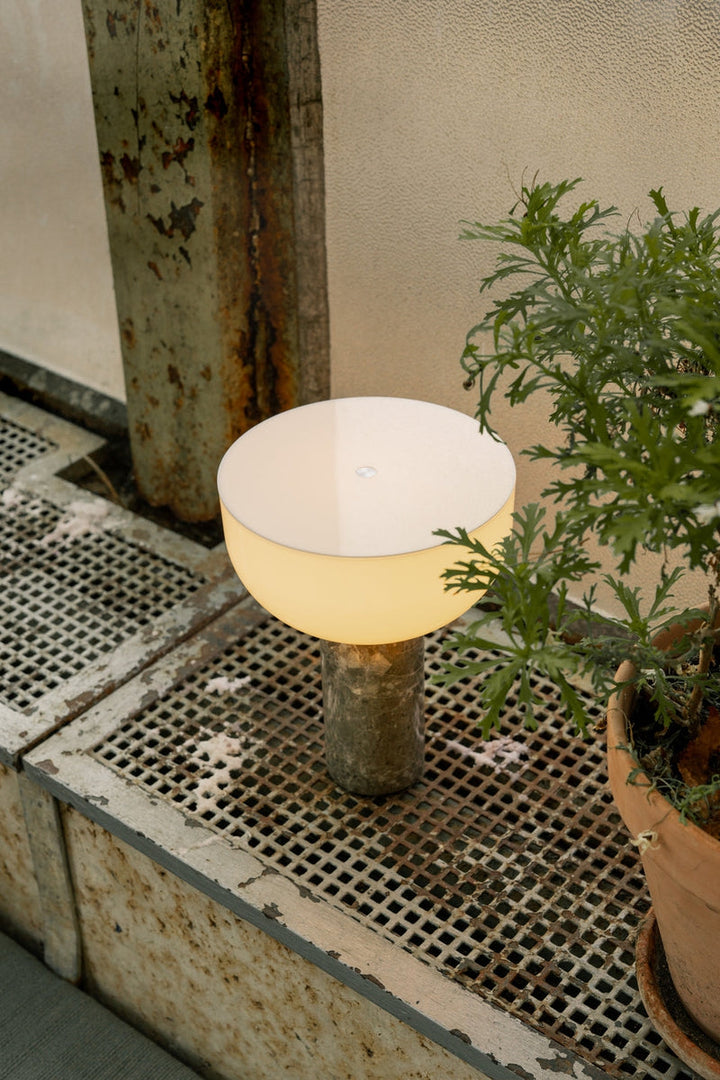 Kizu Portable bordlampe - Grå marmor-Bordlamper-New Works-Grå-Nes__21712-Lightup.no