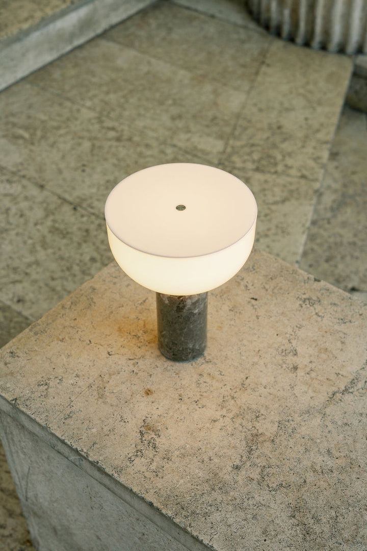 Kizu Portable bordlampe - Grå marmor-Bordlamper-New Works-Grå-Nes__21712-Lightup.no