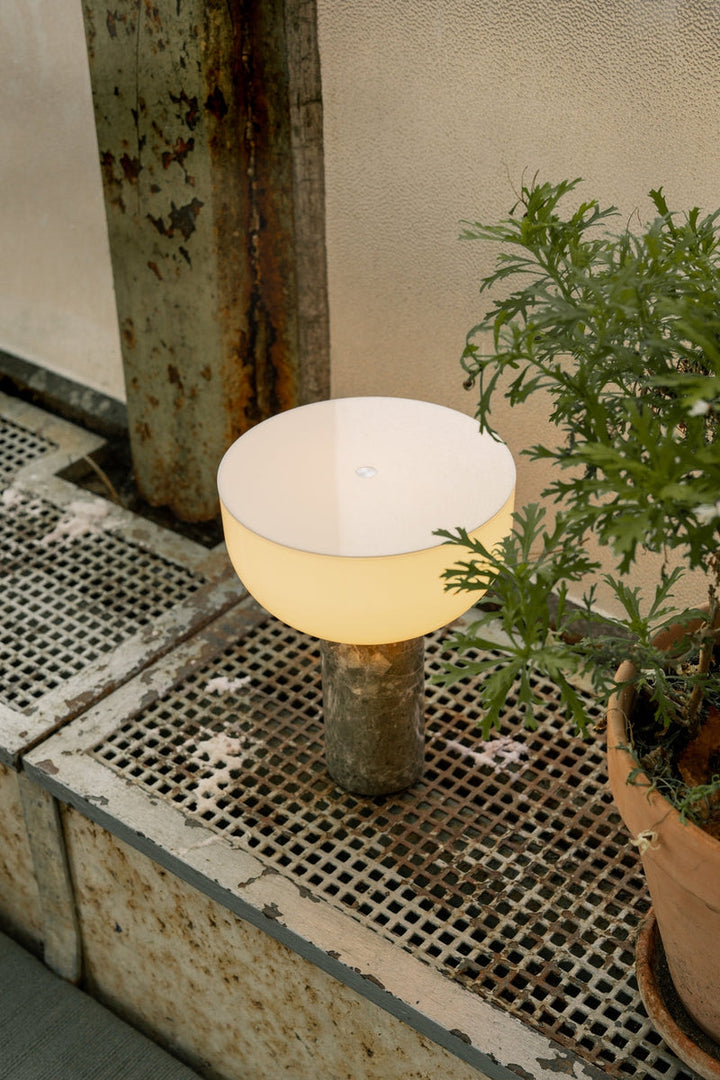Kizu Portable bordlampe - Grå marmor-Bordlamper-New Works-Nes__21712-Lightup.no
