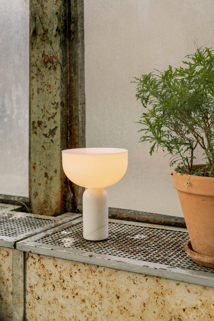 Kizu Portable bordlampe - Hvit marmor-Bordlamper-New Works-Hvit-Nes__21710-Lightup.no