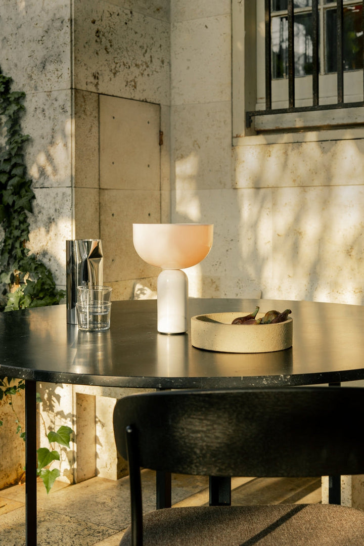 Kizu Portable bordlampe - Hvit marmor-Bordlamper-New Works-Hvit-Nes__21710-Lightup.no