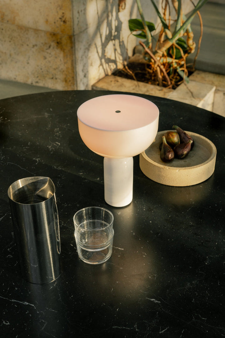 Kizu Portable bordlampe - Hvit marmor-Bordlamper-New Works-Hvit-Nes__21710-Lightup.no