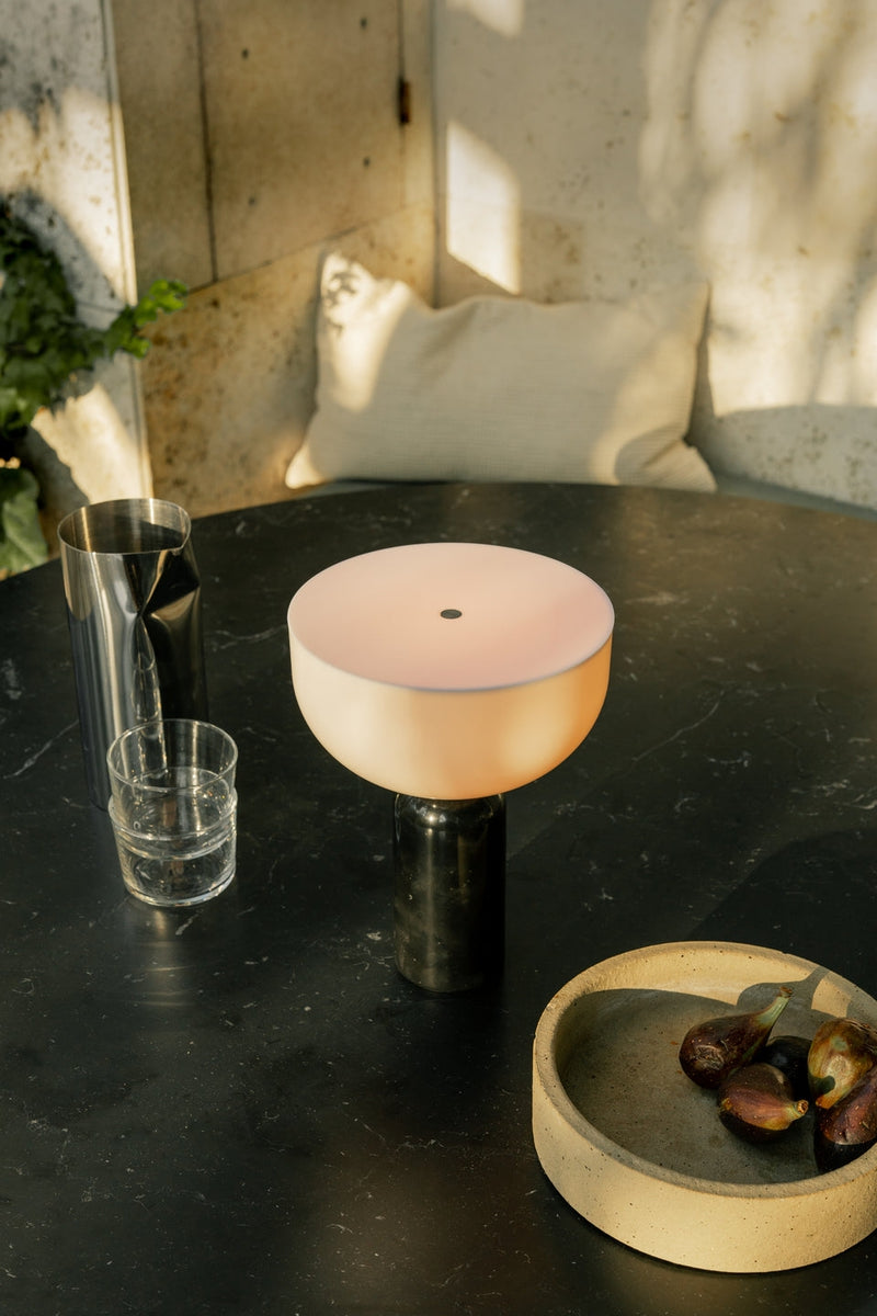Kizu Portable bordlampe - Svart marmor-Bordlamper-New Works-Svart-Nes__21711-Lightup.no