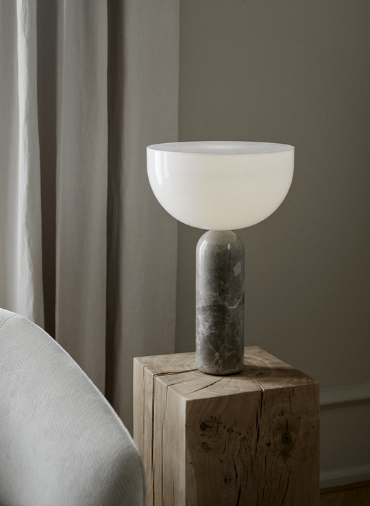 Kizu bordlampe - Gris du Marais Marble - L-Bordlamper-New Works-Grå-Nes__20412-Lightup.no