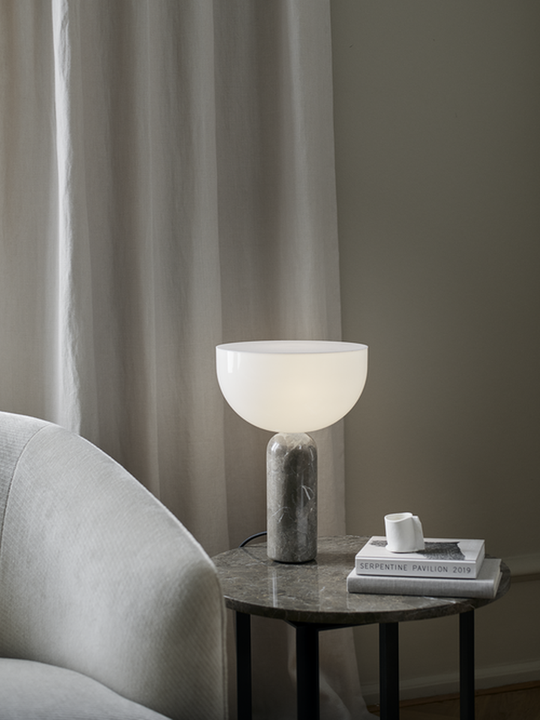 Kizu bordlampe small 35 cm-Bordlamper-New Works-Marmor / hvit-Nes__20422-Lightup.no