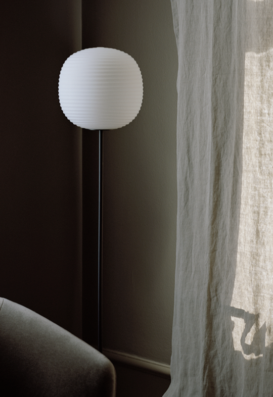 Lantern Floor Lamp- M-Gulvlamper-New Works-Hvit-Nes__20622-Lightup.no