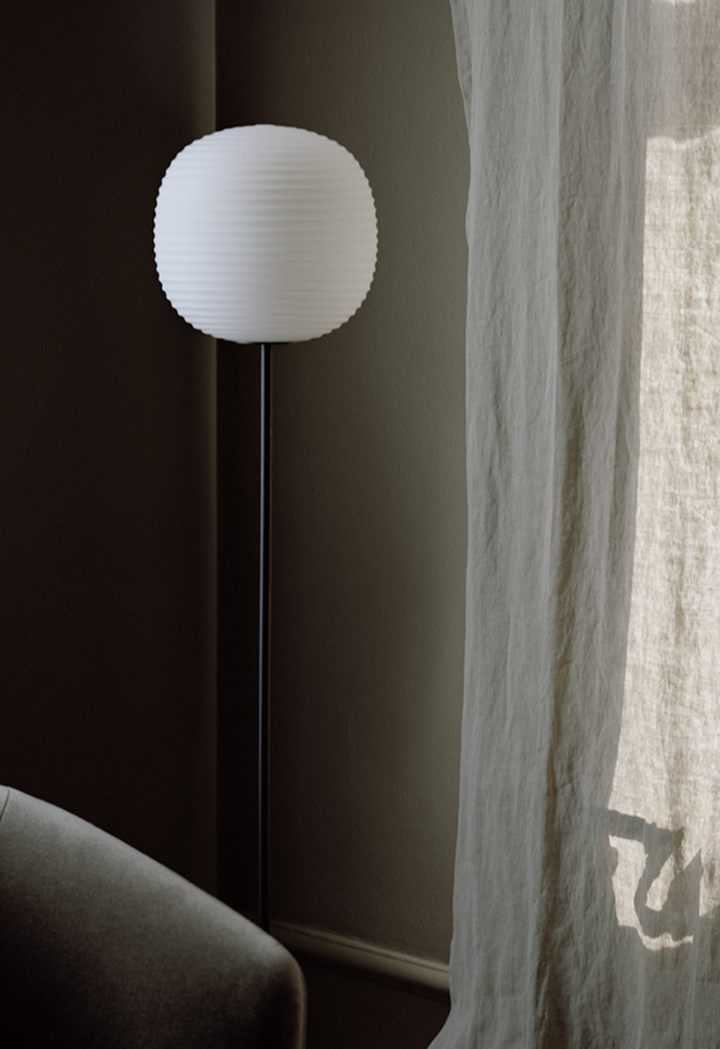 Lantern Floor Lamp- M-Gulvlamper-New Works-Hvit-Nes__20622-Lightup.no