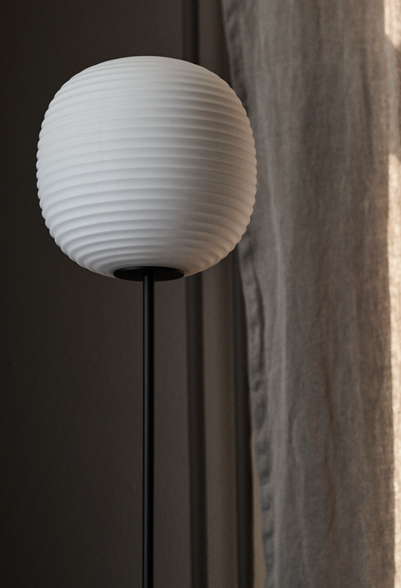 Lantern Floor Lamp- M-Gulvlamper-New Works-Hvit-Nes__20622-Lightup.no