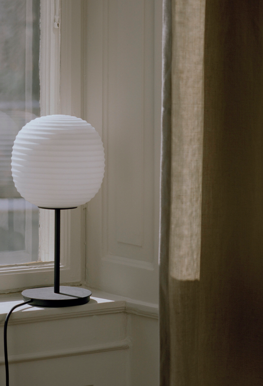 Lantern bordlampe - S-Bordlamper-New Works-Hvit-Nes__20611-Lightup.no