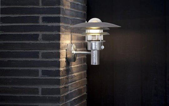 Lønstrup 32 vegglampe utendørs E27 IP44 m/sensor - Galvanisert stål-Utebelysning vegg klassisk-Nordlux-Galvanisert-71412031-Lightup.no