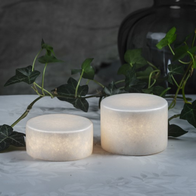 Marble hvit bordlampe batteridrevet m/timer - Large-Bordlamper-Unison-9950100-Lightup.no