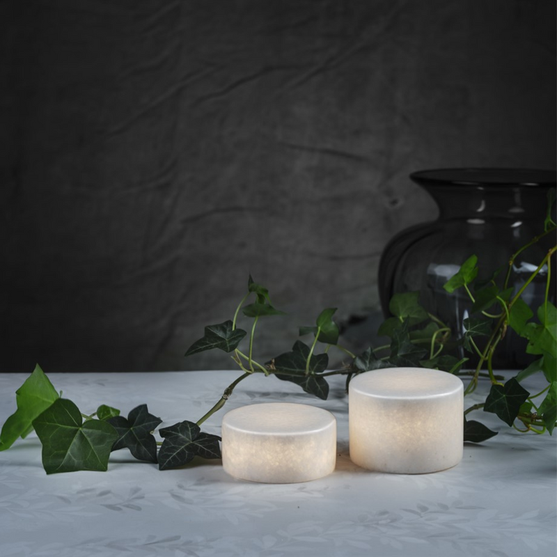 Marble hvit bordlampe batteridrevet m/timer - Small-Bordlamper-Unison-9960100-Lightup.no