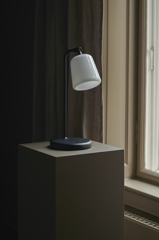 Material Bordlampe - Hvit Opal Glass-Bordlamper-New Works-Hvit-Nes__20144-Lightup.no